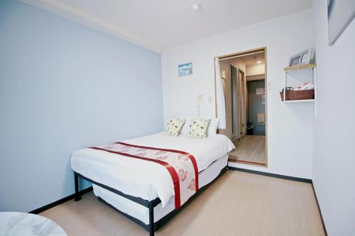 Cama ou camas em um quarto em HOTEL AARON通天西
