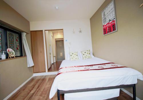 Cama ou camas em um quarto em HOTEL AARON通天西