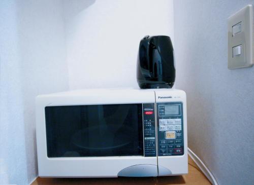 Uma TV ou centro de entretenimento em HOTEL AARON通天西