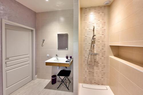 uma casa de banho com um lavatório e um chuveiro em domaine d' Arcalis em Archiac