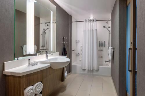 Ванная комната в SpringHill Suites by Marriott Amelia Island