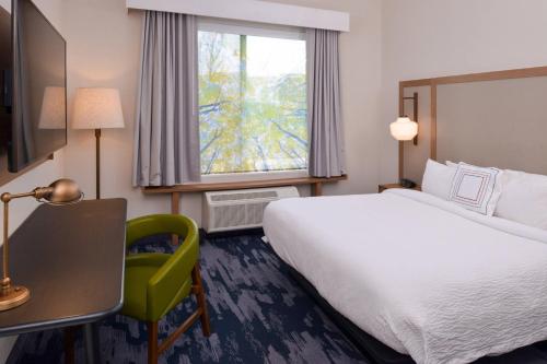 ein Hotelzimmer mit einem Bett, einem Schreibtisch und einem Fenster in der Unterkunft Fairfield Inn & Suites by Marriott Columbus Grove City in Grove City