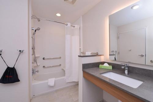 y baño con lavabo, ducha y bañera. en Fairfield Inn & Suites by Marriott Columbus Grove City, en Grove City