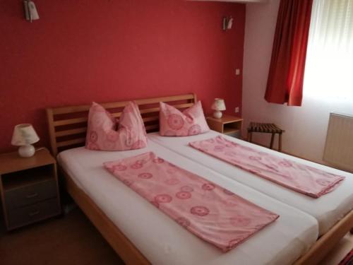 ボッパルトにあるFamilie Collato, zentralste Lage in Boppardのベッドルーム1室(ピンクのシーツと枕のベッド2台付)