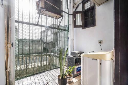 Dapur atau dapur kecil di Homlee-Divya 2BHK-Vaishali Metro-Lift-Max Hospital