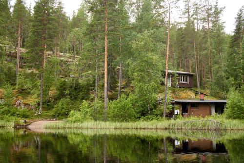 domek w lesie obok zbiornika wodnego w obiekcie Rantasaunallinen yksiö w mieście Virrat