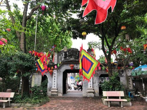 um edifício com bandeiras coloridas à sua frente em Thanh Xuan Homestay and Bungalow em Sa Pả