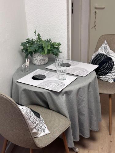 einen Tisch mit einem grauen Tischtuch drauf in der Unterkunft Appartement im Geteviertel in Bremen