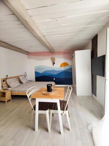 une pièce avec une table, des chaises et un lit dans l'établissement Grand Studio & Terrasse Privée, à Hyères