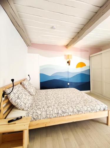 une chambre avec un lit avec un tableau sur le mur dans l'établissement Grand Studio & Terrasse Privée, à Hyères