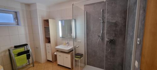 uma casa de banho com um chuveiro e um lavatório. em Ferienwohnung Frate em Velden am Wörthersee