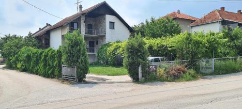 une maison avec une voiture garée en face d'une rue dans l'établissement GM Place apartment 60 m2, à Gornji Milanovac