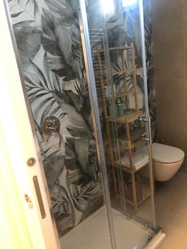 una doccia con porta in vetro in bagno di A Casa di Gioia a Castel di Sangro