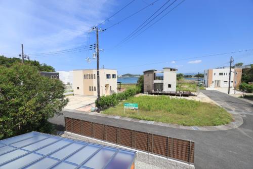 uma vista do telhado de um edifício em 白浜コンフォートファイブ em Shirahama
