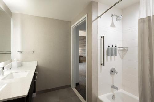 uma casa de banho com um lavatório e um chuveiro em Residence Inn by Marriott Jonesboro em Jonesboro
