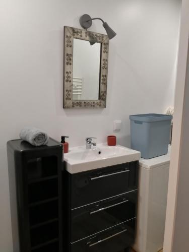 une salle de bain avec un lavabo et un miroir au mur dans l'établissement Studio 