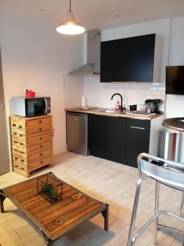 Il comprend une cuisine équipée d'une table basse et d'un four micro-ondes. dans l'établissement Studio 