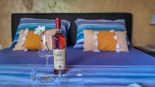 una botella de vino y una copa en una mesa frente a la cama en Sea view apartment in Kotor ! Apartment Popica, en Kotor