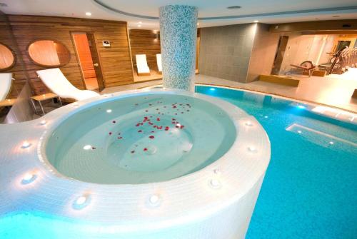 una piscina con vasca idromassaggio in un hotel di Miapera Hotel and Spa a Istanbul