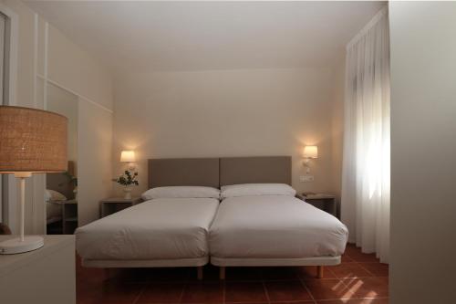 Ένα ή περισσότερα κρεβάτια σε δωμάτιο στο Hotel Montepiedra 4''''sup