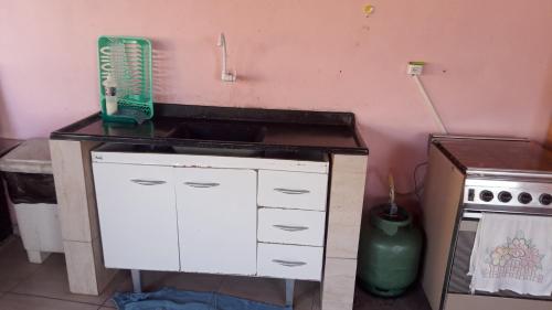 a kitchen with a sink and a green appliance at lugar do descanso in Juqueri-Mirim