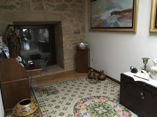 uma sala de estar com um tapete no chão em Casa do Rocio 