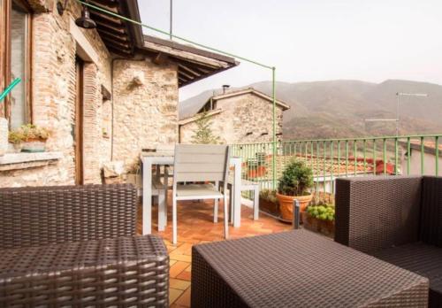 Gallery image of Attico con Terrazza panoramica - LAKEHOLIDAY IT in Castel di Tora