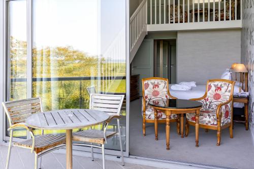 a patio with chairs and a table on a balcony at Le Relais Saint Michel in Le Mont Saint Michel