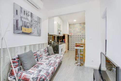 un soggiorno con divano e una cucina di Lisbon Bica a Lisbona