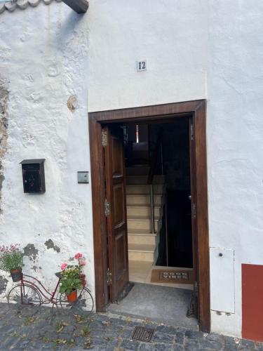 una bicicleta estacionada frente a un edificio con una puerta en Casa Lourdes, en Santa Cruz de la Palma