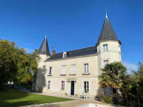 un grande edificio bianco con due torri in cima di TourTour Guest Room a Saint-Avertin