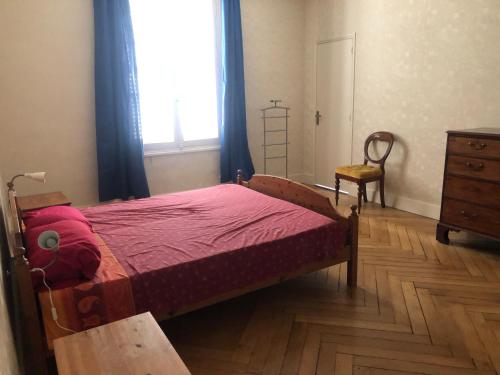 een slaapkamer met een bed, een dressoir en een raam bij TourTour Guest Room in Saint-Avertin