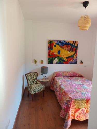 1 dormitorio con 1 cama y 1 silla en Apartamento con vistas en Villanúa