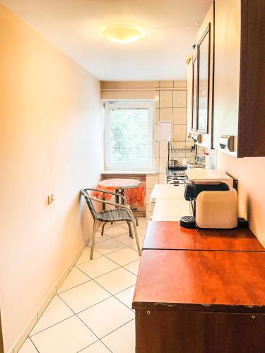 ルブリンにあるMieszkanie w domu jednorodzinnym na wyłącznośćのテーブルと椅子付きのキッチンが備わります。