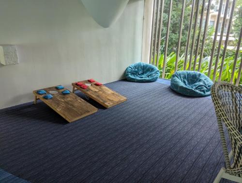 una camera con tavolo, sedie e finestra di Dominiks Elegant Apt Ocean Views, Pool at Tambuli Resort 10 Floor a Maribago
