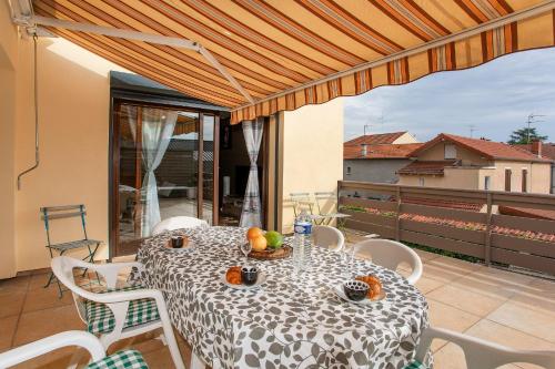 a table and chairs on a balcony with a table at BLUE HOME in Roanne