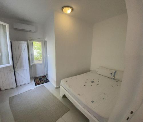 達哈布的住宿－Cabin 8 studio，白色的卧室设有床和窗户