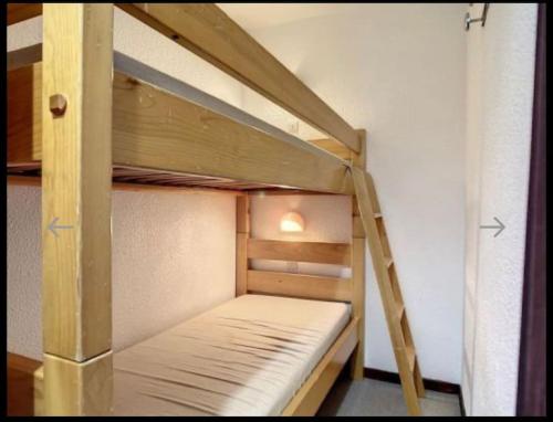 サモエンヌにあるSamoens 1600, Grand Massifの二段ベッド1組(はしご付)が備わる客室です。