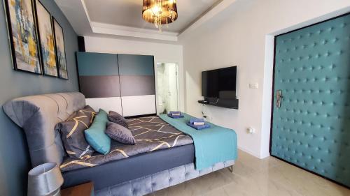 1 dormitorio con 1 cama y TV en Apartman Silver en Bugojno