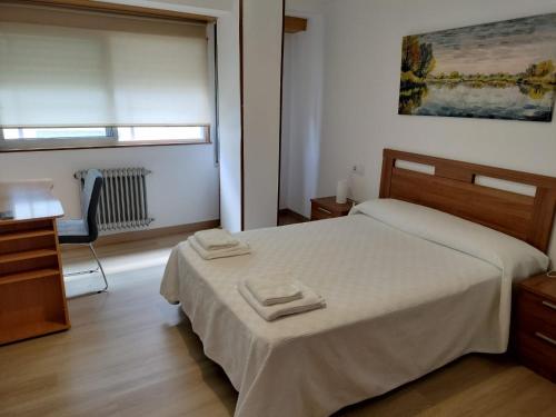 Ein Bett oder Betten in einem Zimmer der Unterkunft Piso céntrico en Santiago de Compostela