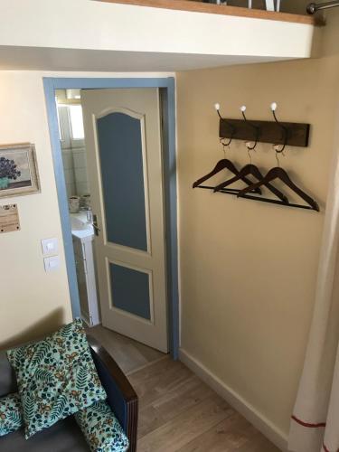 a room with a door with hangers on the wall at Simone's Tiny House in Montpellier