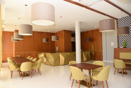 una sala da pranzo con tavolo e sedie di Hotel Pedras Salgadas a Pedras Salgadas