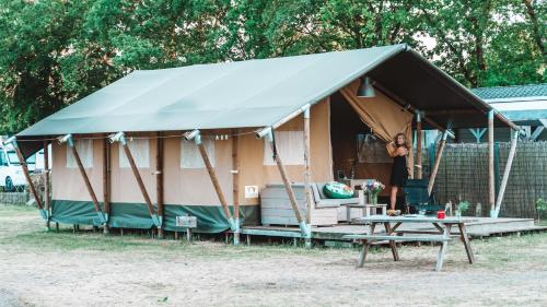Budova, kde se the luxury tent nachází