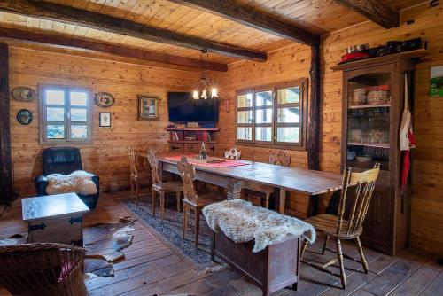 kuchnia z dużym drewnianym stołem i krzesłami w obiekcie Le’Klet w mieście Marija Gorica