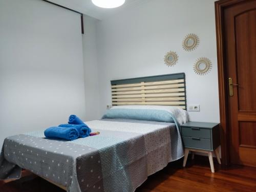 ein blau ausgestopftes Tier auf einem Bett in der Unterkunft Centrico y acogedor, Posibilidad parking 10 euros dia in Vigo
