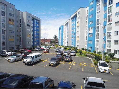 un estacionamiento lleno de coches en una ciudad en Altavista Apartamento Lindo y Comodo Piso 8 en Pereira, en Pereira