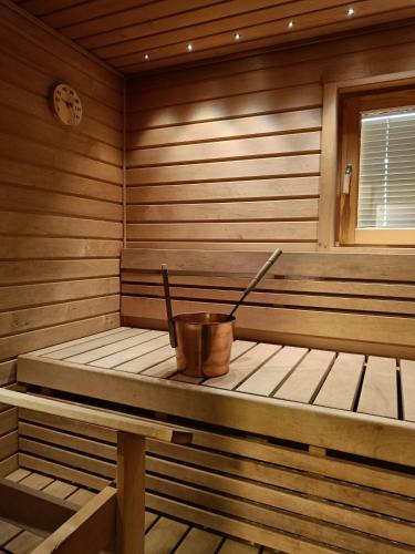 a wooden sauna with a bucket in the middle at VILLA OLGA in Tahkovuori