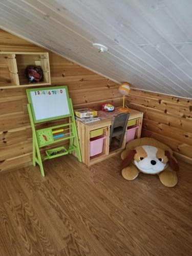 a childs room with a desk and a stuffed animal at VILLA OLGA in Tahkovuori