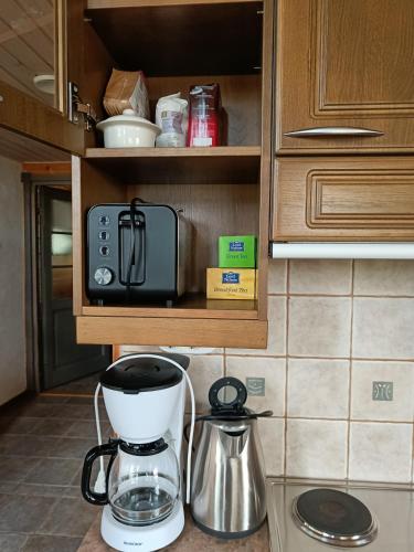 a kitchen counter with a coffee maker on the counter at VILLA OLGA in Tahkovuori