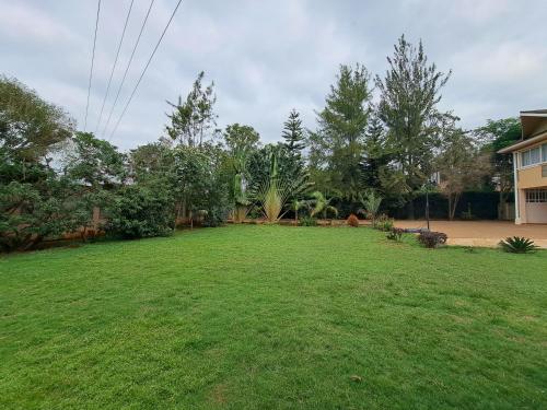Κήπος έξω από το Spacious studio home away from home- Runda